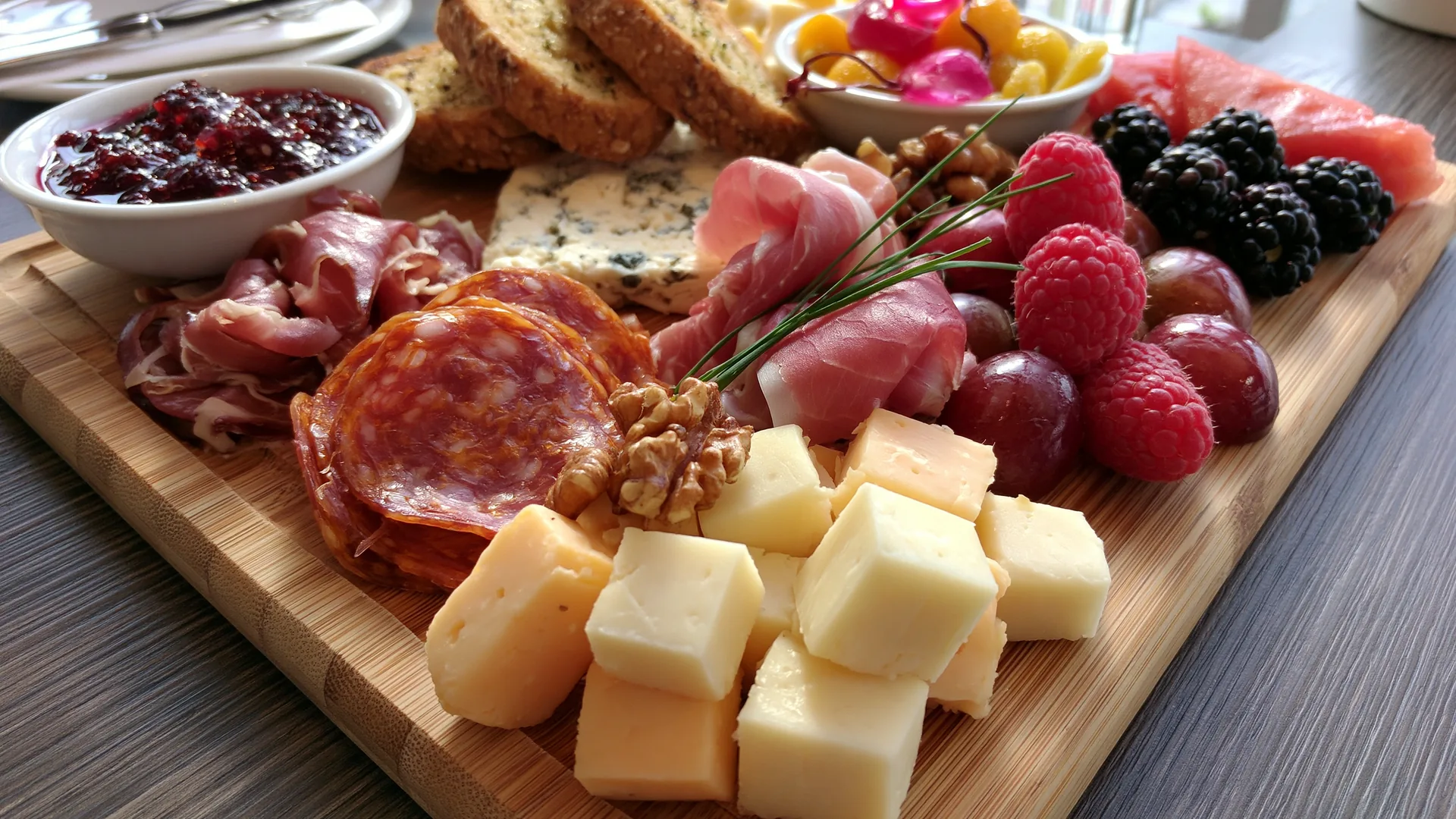Charola de carnes frías, quesos y fruta