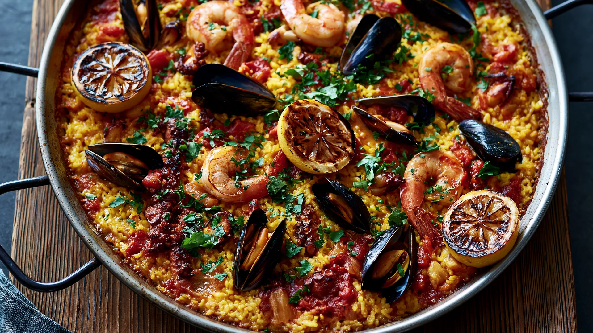 Paella con mariscos y cítricos preparada para compartir